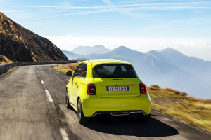 Abarth 500e auf einer Passstrasse fahrend von hinten fotografiert